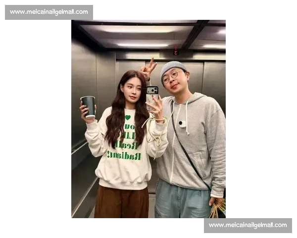 杜海涛沈梦辰伦敦返京，机场比心互动甜度超标